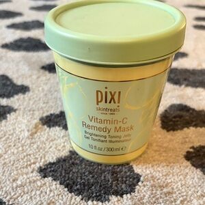 Pixi Skintreats Vitamin-C Remedy Mask in Light Green